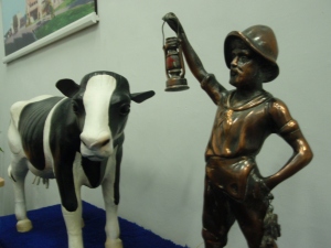 Cow and milkman figurines in the waiting room